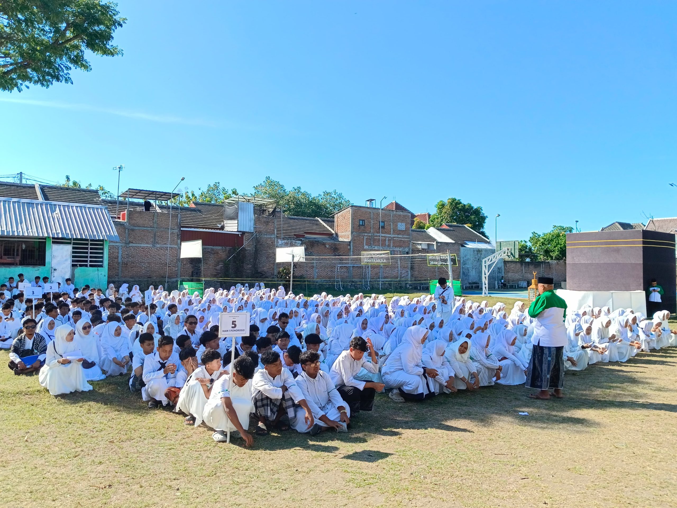 Asah Spiritual dan Bekali Siswa, MAN 1 Ponorogo Gelar Latihan Manasik Haji Kolaboratif